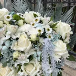 نمای نزدیک باکس گل رز سفید آبین