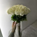 دسته گل رز سفید کلاسیک - Image 3