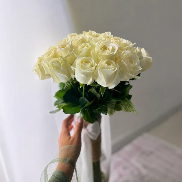 دسته گل رز سفید کلاسیک
