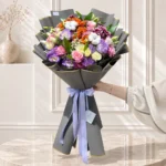 دسته گل مدرن طوسی تیره آوین با کرزنتیا و کاغذ آرایی حجیم