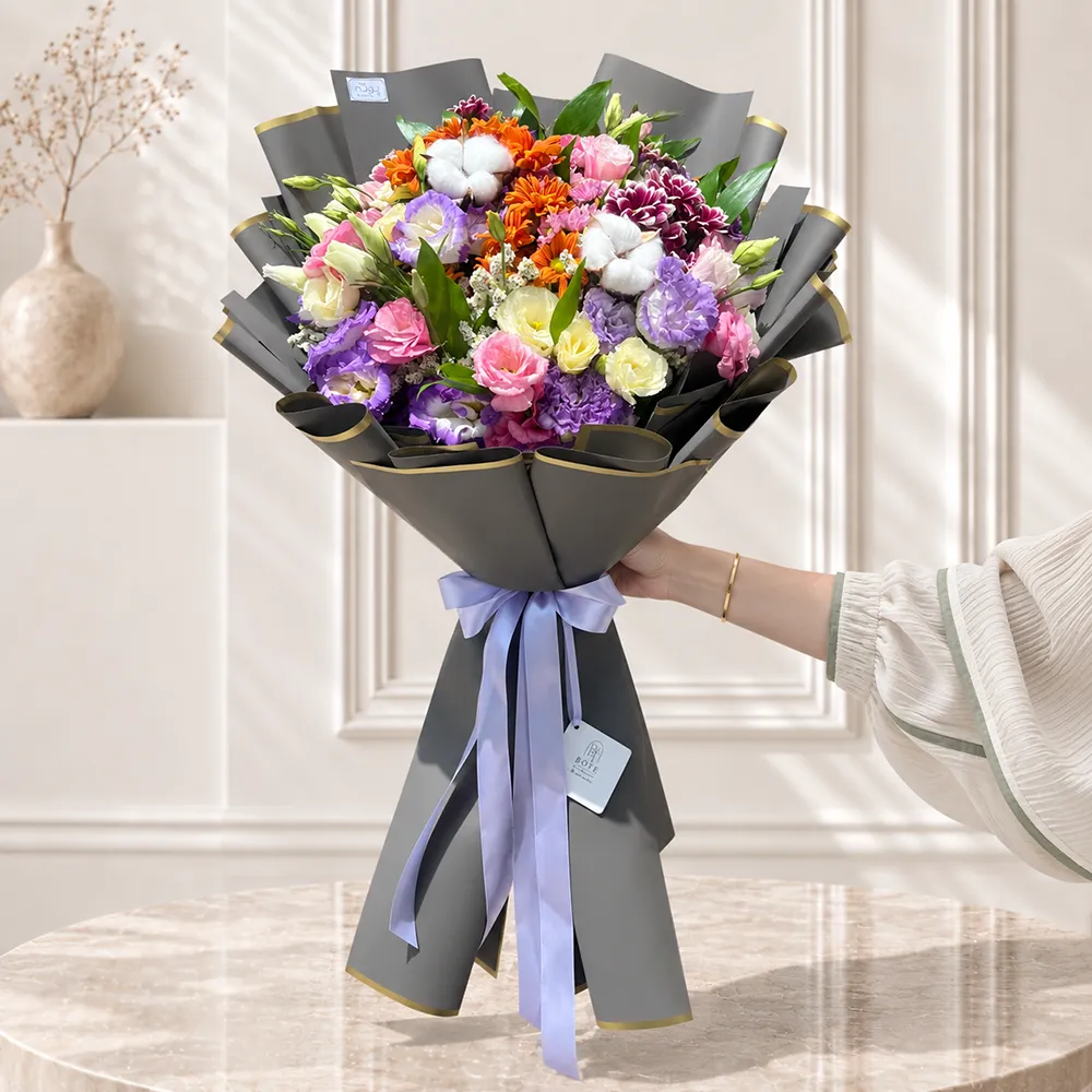 avin-flower-bouquet دسته گل مدرن طوسی تیره آوین با کرزنتیا و کاغذ آرایی حجیم