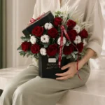 باکس گل رز زرشکی و پنبه کایرا با روبان طرح دار