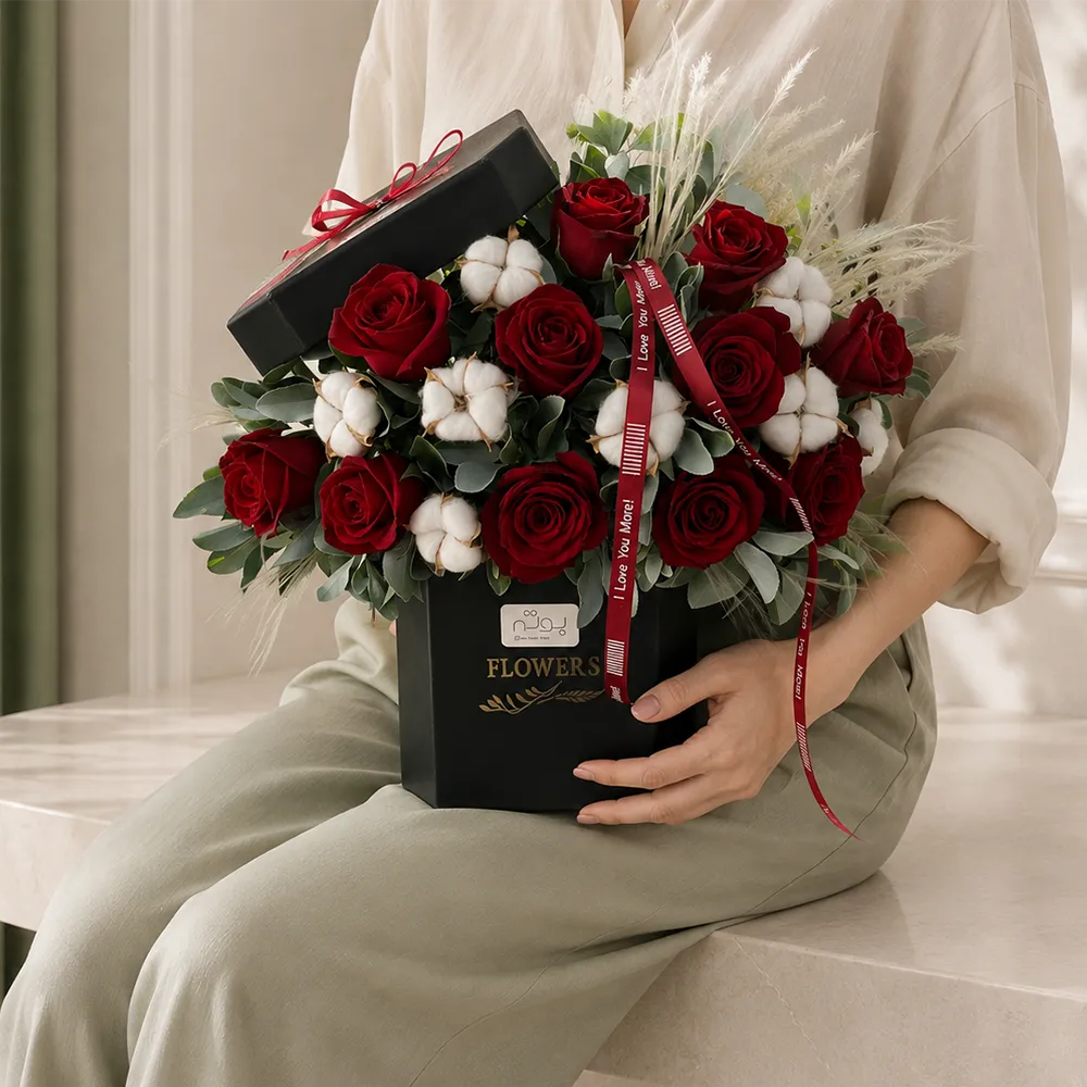 kayra-flower-box1 باکس گل رز زرشکی و پنبه کایرا با روبان طرح دار