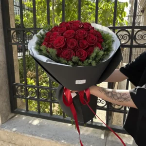 دسته گل رز قرمز لاکچری روژین با شاخه کاج