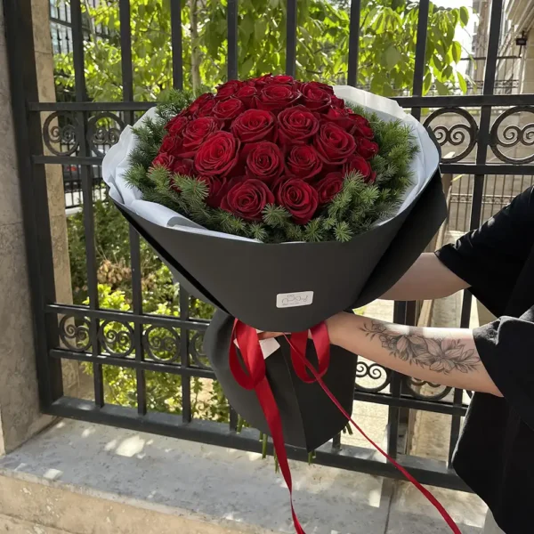 دسته گل رز قرمز لاکچری روژین با شاخه کاج