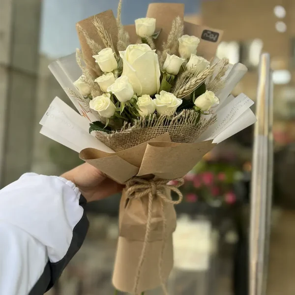 دسته گل رز و رز مینیاتوری ساغر با کاغذ آرایی و بسته بندی کنفی