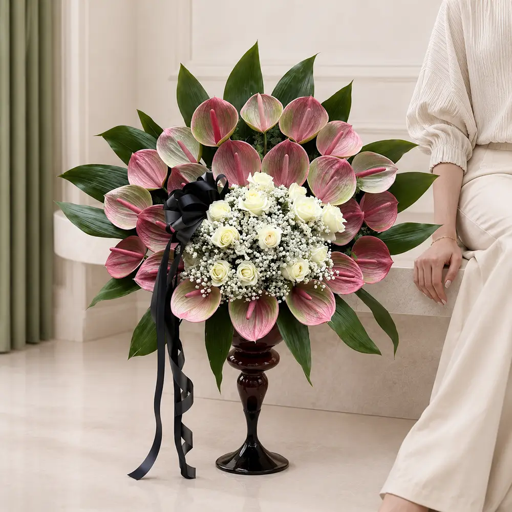 sotoude-flower-cup جام گل کلاسیک شیشه ای ستوده با آنتریوم صورتی و رز سفید برای عرض تسلیت