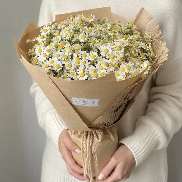 دسته گل بابونه طبیعی تبسم با کاغذ کاهی بافته شده
