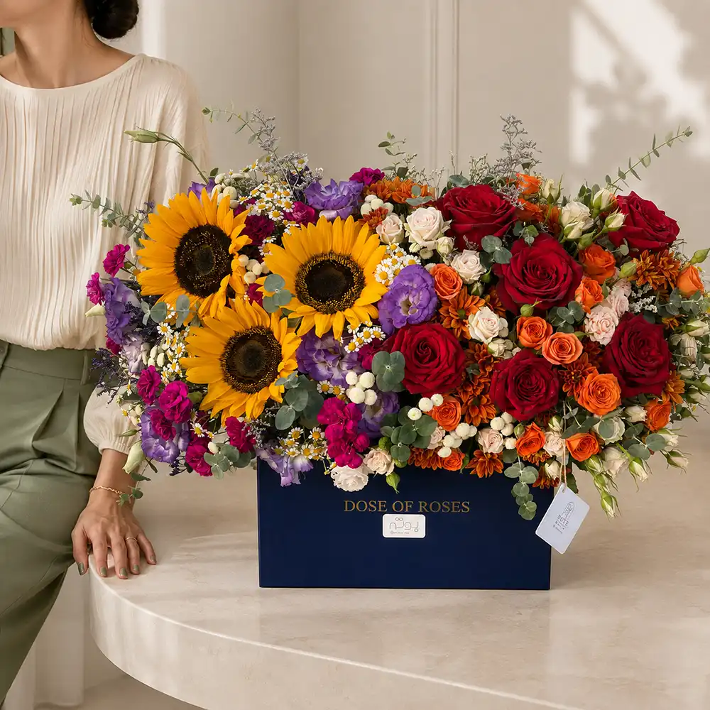 vida-flower-box باکس گل رنگارنگ رز و آفتابگردان ویدا با باکس سرمه ای