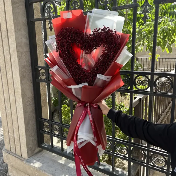 دسته گل قلبی زرشکی ژیپسی با گل عروس زرشکی و روبان قرمز