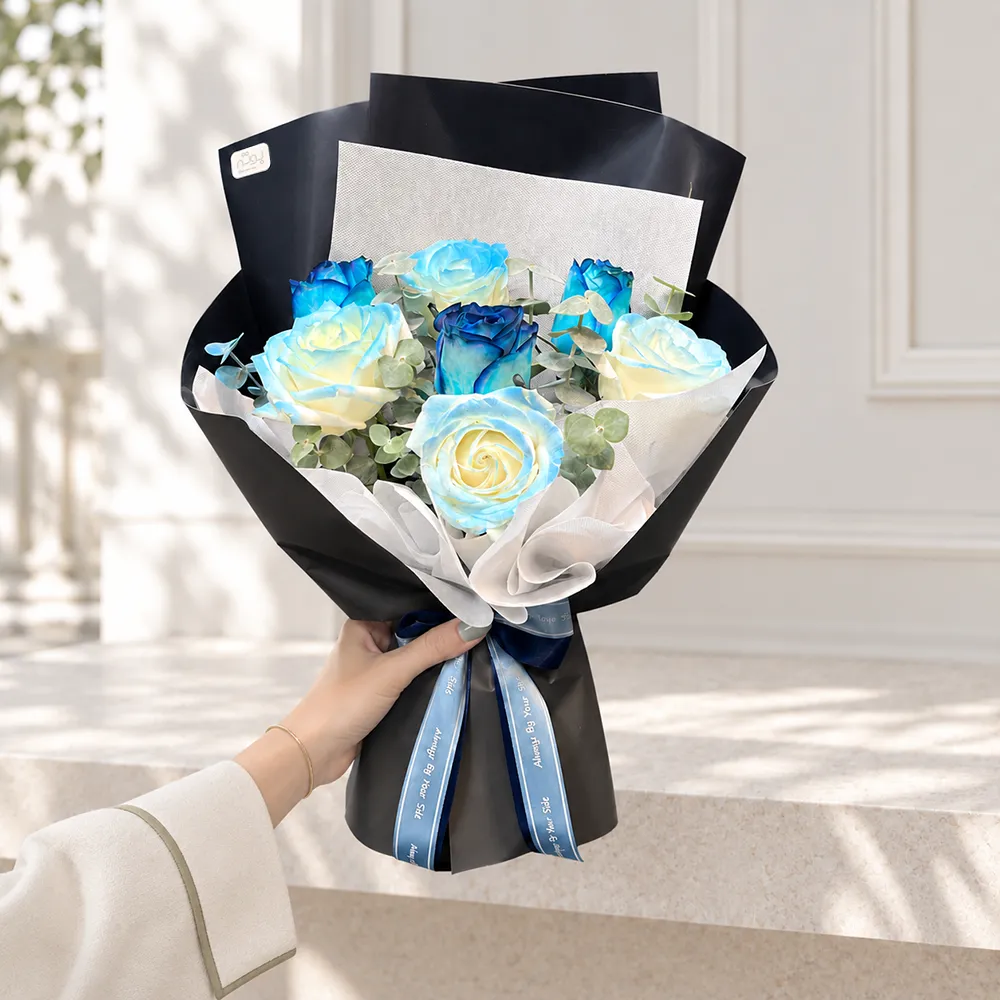 arvin-flower-bouquet دسته گل اسفنجی رز آبی سفید آروین با اکالیپتوس و کاغذ سرمه ای