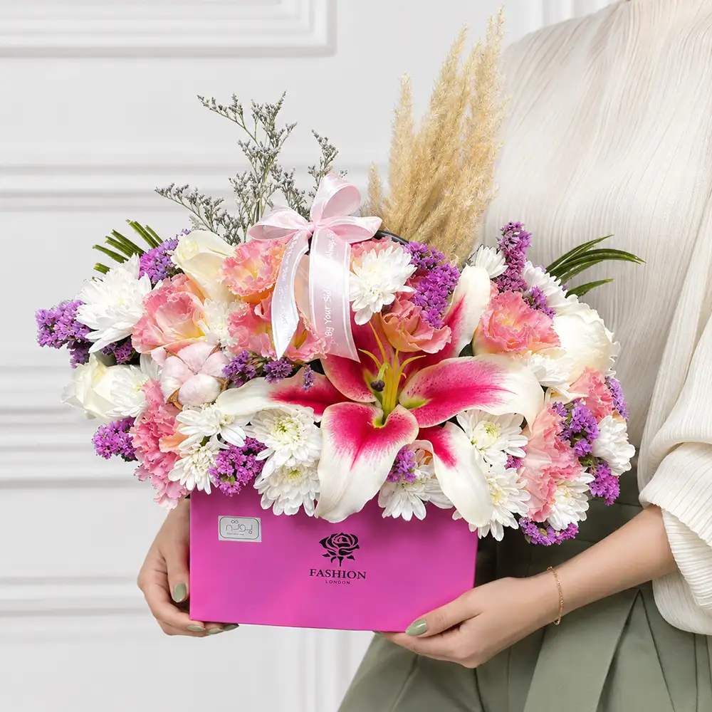 lina-flower-box باکس گل صورتی با پرهای پامپاس لینا با لیلیوم و لیسیانتوس صورتی
