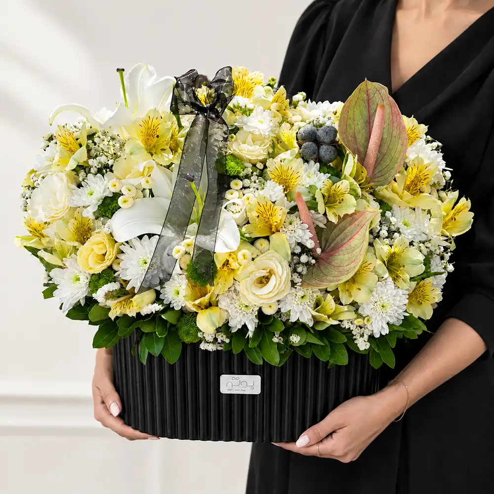 mana-flower-box باکس گل شیاردار با پاپیون مشکی مانا با لیلیوم و آنتریوم سفید