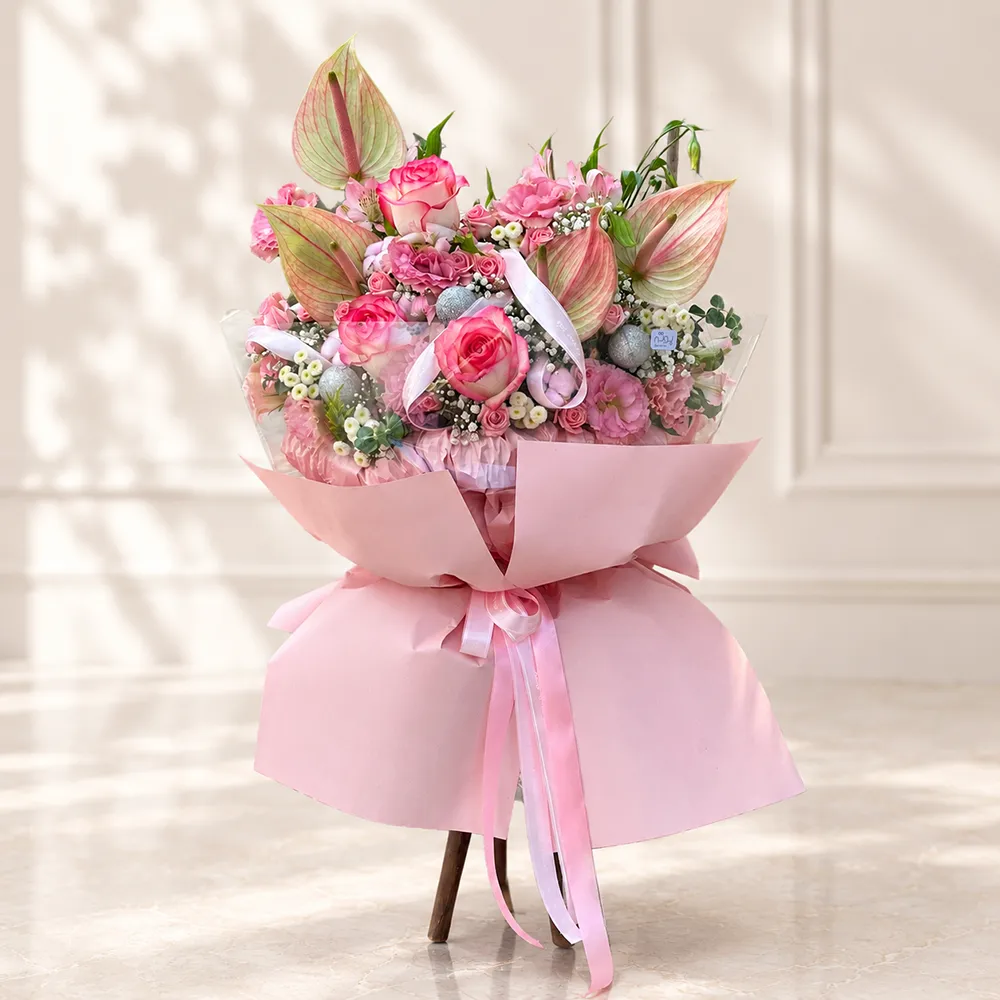 sofia-flower-bouquet دسته گل آنتریوم و رز صورتی سوفیا و گویهای نقرهای